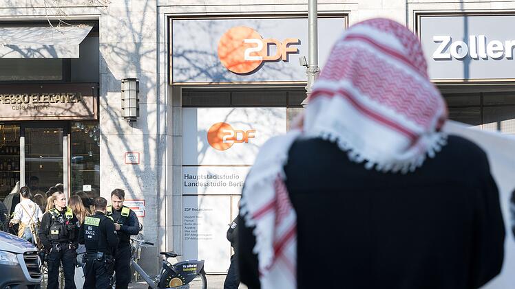 Demonstranten dringen in ZDF-Hauptstadtstudio ein - Polizei greift ein