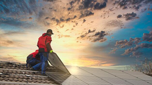 Eine PV-Anlage (Photovoltaikanlage) wandelt Sonnenlicht mittels Solarzellen in elektrischen Strom um.