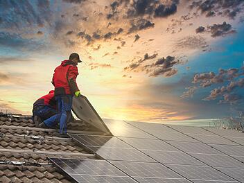 Eine PV-Anlage (Photovoltaikanlage) wandelt Sonnenlicht mittels Solarzellen in elektrischen Strom um.