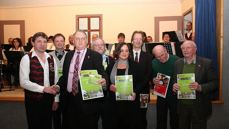 Landrat  Irlinger (Dritter von links) dankte allen, die am Zustandekommen der CD mitgewirkt haben: Richard Hofmann (Kleine Dorfmusik Wachenroth), Gerald Fink (Komponist), Günter Weinkauf (Posaunenchor Lonnerstadt), Claudia Elsinger (Sopran), Tilmann Stiehler (Musikinstitut Erlangen), Walter Friedl (Die Eckentaler), Thomas Fink (Klavier). Foto: Evi Seeger