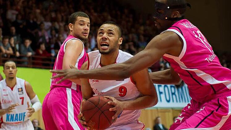 Er war noch einer der besten Würzburger bei der Niederlage gegen Bonn: Maurice Stuckey gegen Jamel McLean. Foto: Tobias Köpplinger