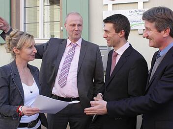 Die Macher Sandra Hammer (l.) und Helmut Dresel (r., vor ihrem neuen Büro) eröffneten mit Bürgermeister Gerald Brehm und CSU-Bundestagsabgeordneten Stefan Müller die Incoming-Agentur. Foto: Andreas Dorsch