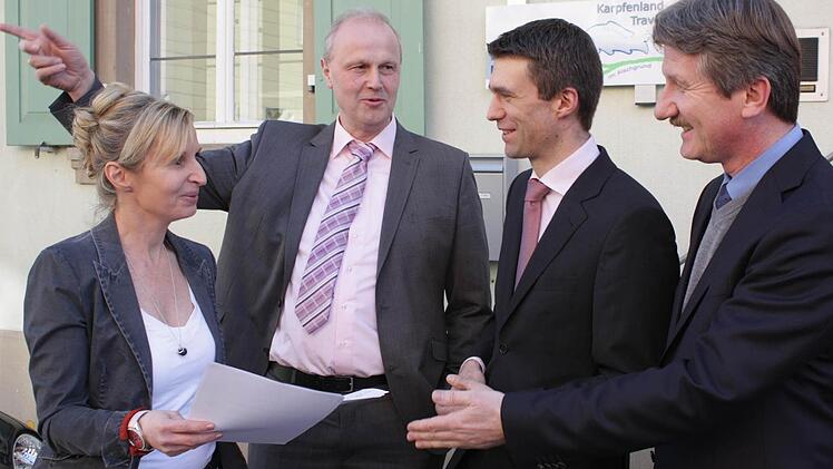 Die Macher Sandra Hammer (l.) und Helmut Dresel (r., vor ihrem neuen Büro) eröffneten mit Bürgermeister Gerald Brehm und CSU-Bundestagsabgeordneten Stefan Müller die Incoming-Agentur. Foto: Andreas Dorsch