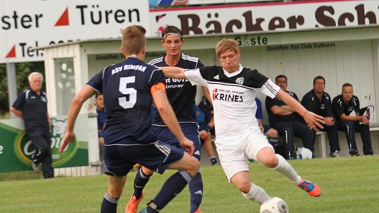 Mit einem mächtigen Spurt versucht sich der Sander Stefan Krines (rechts) gegen die Rimparer durchzusetzen, scheitert aber an Gästekapitän Christian Betzel (links).