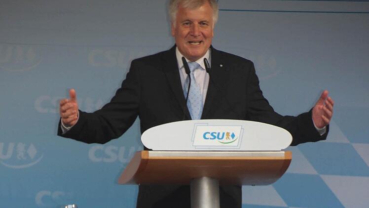 Über allen: Ministerpräsident Horst Seehofer auf der Bühne.