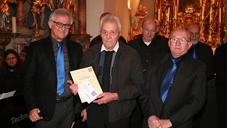 Jakob Schneider (Mitte) singt ein halbes Jahrhundert im Chor. Der Vorsitzende des Liederkranzes Sambach Rainer Dippold (links) und dessen Ehrenvorsitzender Alfons Zeiler (rechts) zeichneten den verdienten Sänger aus.