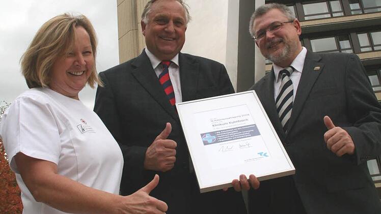 Das Klinikum Kulmbach ist 2009 dem Klinikführer der Techniker Krankenkasse (TK) zufolge die Nummer eins in Oberfranken und unter den Top 50 in Deutschland. Über die Urkunde von TK-Pressereferent Peter Schieber (rechts) freuten sich gestern Geschäftsführer Herbert Schmidt und Pflegedienstleiterin Franziska Schlegel.