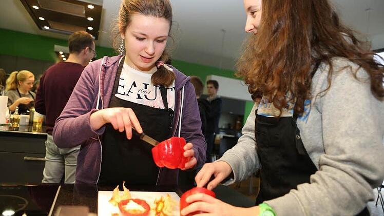 Die Paprika wird entkernt. Foto: Barbara Herbst
