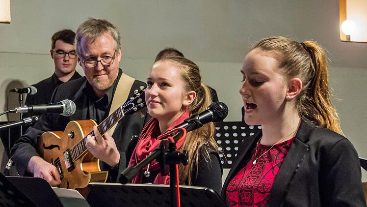 "Church Rocks" in der Coburger Heilig-Kreuz-Kirche: Sabrina Ihn (Mitte) und Katharina Trapp (Rechts) als Vokalsolistinnen.Foto: Jochen Berger