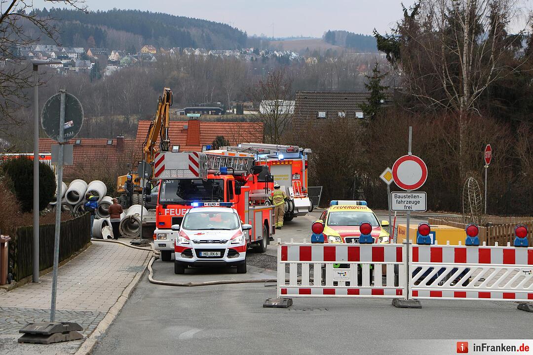 Rentner stuerzt mit seinem Pkw in Baugrube