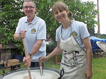 Willi Zametzer von der Kommunbrauerei Junkersdorf und Petra Paulsen von Vierbräu am Kessel Foto: maw