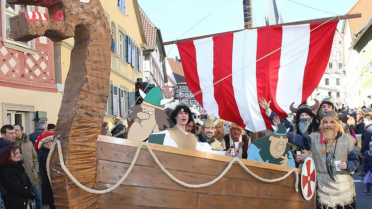 Hey, hey, Wickie! Ein Hoch auf die Wickinger mit ihrem Boot!