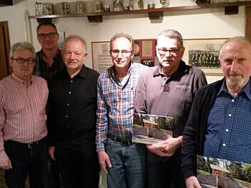 Die neuen Vorstandsmitglieder des Obereschenbacher Obst- und Gartenbauvereins dankten den scheidenden für ihre Arbeit (v. l.): Schriftführer Georg Schuler, Kassier Manfred Nickel, Vorsitzender Edgar Reuter, 2. Vorsitzender Hubert Hofmann sowie die ausgeschiedenen Vorstandsmitglieder Wolfgang Übel und Reinhold Wilhelm).  Foto: Thomas Reuter