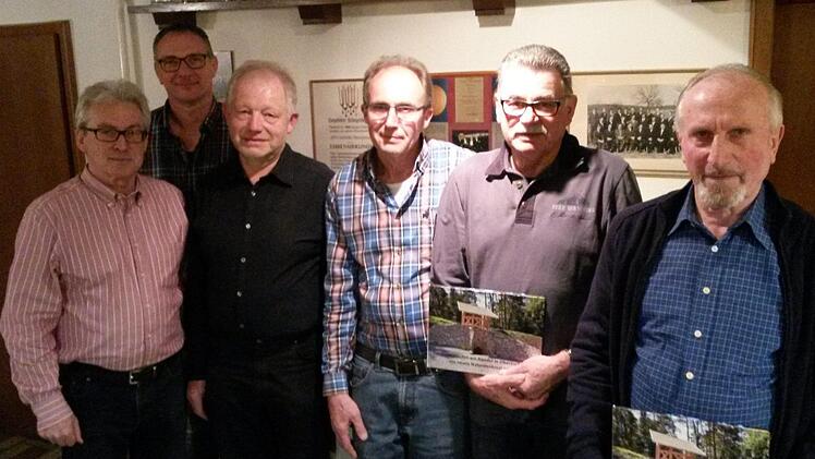 Die neuen Vorstandsmitglieder des Obereschenbacher Obst- und Gartenbauvereins dankten den scheidenden für ihre Arbeit (v. l.): Schriftführer Georg Schuler, Kassier Manfred Nickel, Vorsitzender Edgar Reuter, 2. Vorsitzender Hubert Hofmann sowie die ausgeschiedenen Vorstandsmitglieder Wolfgang Übel und Reinhold Wilhelm).  Foto: Thomas Reuter
