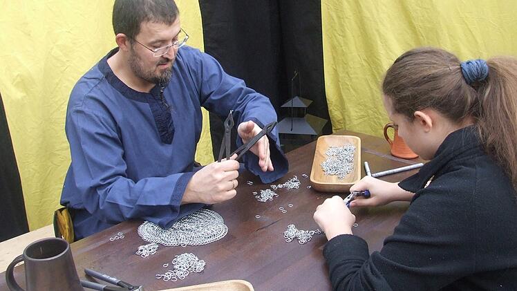 Kettenhemden fertigen. Foto: Coburger Mittelalter und Fantasy