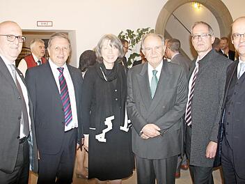 Schmiedeten erste Pl&auml;ne f&uuml;r Kooperationen in Forschung, Lehre und Industrie (von links): der neue Pr&auml;sident des Max-Rubner-Instituts, Professor Pablo Steinberg, OB Henry Schramm, IHK-Pr&auml;sidentin Sonja Weigand, Ehrenb&uuml;rger und Ireks-Chef Hans Albert Ruckdeschel, der Bayreuther Uni-Pr&auml;sident Professor Stefan Leible und Kanzler Markus Zanner.  Foto: priovat