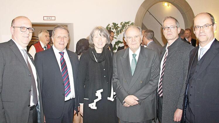 Schmiedeten erste Pl&auml;ne f&uuml;r Kooperationen in Forschung, Lehre und Industrie (von links): der neue Pr&auml;sident des Max-Rubner-Instituts, Professor Pablo Steinberg, OB Henry Schramm, IHK-Pr&auml;sidentin Sonja Weigand, Ehrenb&uuml;rger und Ireks-Chef Hans Albert Ruckdeschel, der Bayreuther Uni-Pr&auml;sident Professor Stefan Leible und Kanzler Markus Zanner.  Foto: priovat