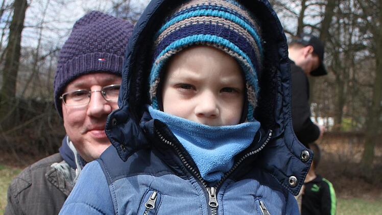 Max M&uuml;ller ist vorsichtig und weicht dem Papa nicht von der Seite.  Foto: Sonny Adam