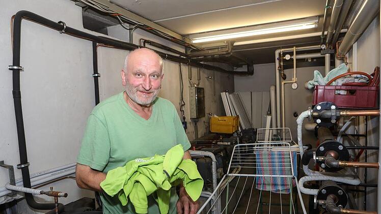 Mit seiner Wärmerückgewinnungsanlage kann Karl-Hans Sponsel 13 Kilowatt erzeugen - so viel wie ein Einfamilienhaus im benötigt. Barbara Herbst