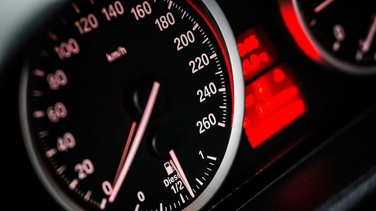 Der Jugendliche mopste sich den Autoschl&uuml;ssel und brach mit seinen Freunden auf eine Spritztour durch N&uuml;rnberg auf. Symbolfoto: qimono/pixabay.com