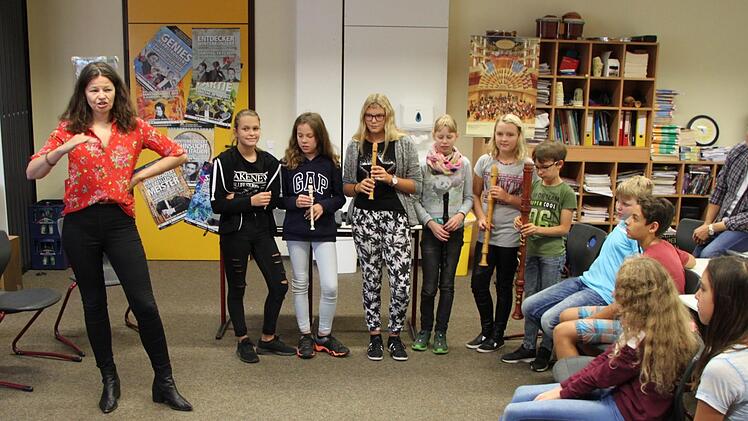 Die Flötistin Dorothee Oberlinger demonstriert den Schülern die tiefen Tonlagen einer Bass-Blockflöte. Foto: Ulrike Müller