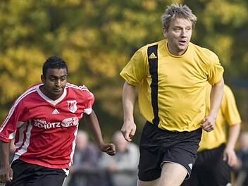 Carlo Werner (rechts) spielet nicht nur für Fortuna Düsseldorf in der 1. Bundesliga, sondern auch für den FC Adler Weidhausen in der Kreisklasse. Ab der neuen Saison engagiert sich der Ebersdorfer für die Spvg Eicha. Er will die "Trächer" zurück in die Kreisliga führen. Foto: CT-Archiv