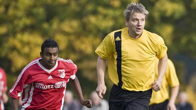 Carlo Werner (rechts) spielet nicht nur für Fortuna Düsseldorf in der 1. Bundesliga, sondern auch für den FC Adler Weidhausen in der Kreisklasse. Ab der neuen Saison engagiert sich der Ebersdorfer für die Spvg Eicha. Er will die "Trächer" zurück in die Kreisliga führen. Foto: CT-Archiv