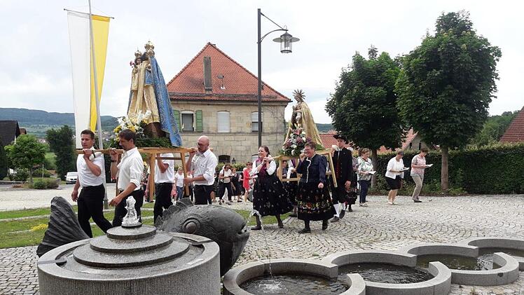 Die Trachtenleute (Männer) tragen  in  Weilersbach die Statue der heiligen Mutter Anna und die Frauen dahinter die Muttergottesstatue. Foto: Heidi Amon