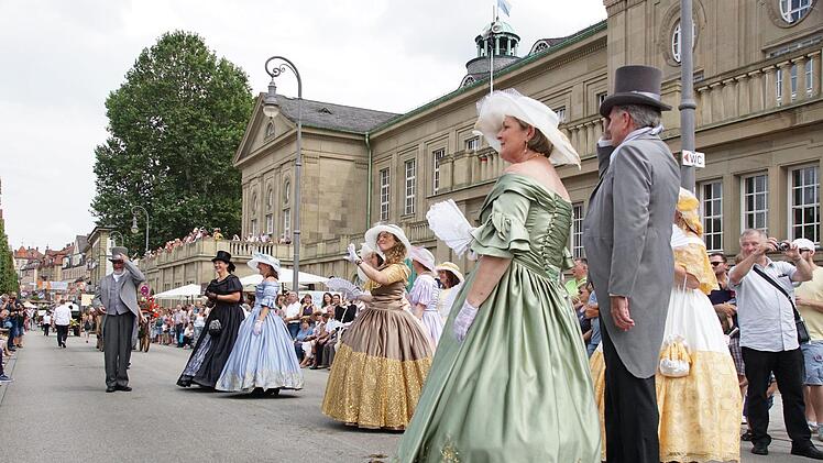 Auf der Ludwigsbrücke ziehen historische Persönlichkeiten an den Zuschauern vorbei.  Arkadius Guzy