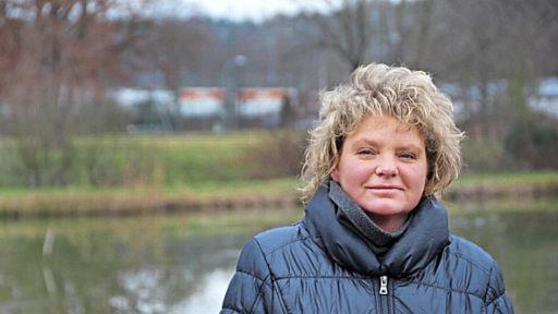 Carola Lubnow wohnt schon immer in Sichtweite des Zentrallagers. Sie schläft mit offenem Fenster und fühlte sich noch nie gestört.