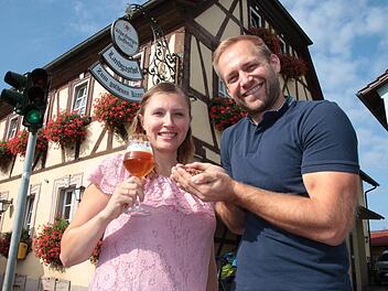 Die Sommelière mit dem Glas, der Brauer mit dem Malz: Denise und Dave Renninger haben mit dem Ausschank im "Goldenen Kranz" begonnen und verkaufen mittlerweile ihr Bier in Flaschen. Fotos: Ralf Ruppert