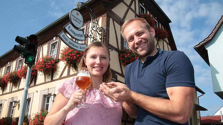 Die Sommelière mit dem Glas, der Brauer mit dem Malz: Denise und Dave Renninger haben mit dem Ausschank im "Goldenen Kranz" begonnen und verkaufen mittlerweile ihr Bier in Flaschen. Fotos: Ralf Ruppert
