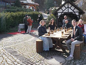 Das Team der Tagungsstätte Hohe Rhön erstellte einen österlichen Hoffnungsweg, der bis Pfingsten stehen bleiben wird und jederzeit privat zu begehen ist. Das Bild zeigt (von links): Shelby Maendel, Jaron Lehner, Anke und Stefan Schroth, Sonja Bartholomäus und Jonathan Hild.