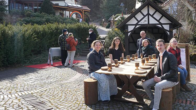 Das Team der Tagungsstätte Hohe Rhön erstellte einen österlichen Hoffnungsweg, der bis Pfingsten stehen bleiben wird und jederzeit privat zu begehen ist. Das Bild zeigt (von links): Shelby Maendel, Jaron Lehner, Anke und Stefan Schroth, Sonja Bartholomäus und Jonathan Hild.