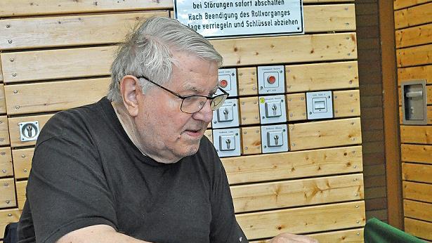 Horst-Günter Ziegler fungierte auch heuer als Turnierleiter des Bezirksentscheids der Tischtennis-mini-Meisterschaft.