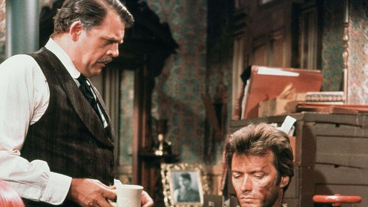 Richter Fenton (Pat Hingle, rechts) bietet Jed Cooper (Clint Eastwood) an, Deputy Marshal zu werden.