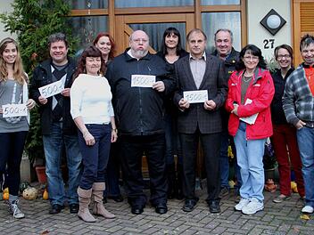 Einige Akteure der Theatergruppe Kirchlauter waren zur Stelle bei der Spendenübergabe. Vordere Reihe von links Fenja Jahn (Gruppe "I have a dream"), Roland Gehring (Haßbergkapelle - Jungmusiker), Regisseurin Marianne Baum, Pfarrer Martin Wissel (Kirchengemeinde) und Robert Muckelbauer (Vereinsgemeinschaft).   Foto: Günther Geiling