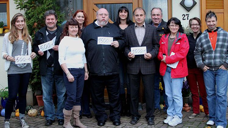Einige Akteure der Theatergruppe Kirchlauter waren zur Stelle bei der Spendenübergabe. Vordere Reihe von links Fenja Jahn (Gruppe "I have a dream"), Roland Gehring (Haßbergkapelle - Jungmusiker), Regisseurin Marianne Baum, Pfarrer Martin Wissel (Kirchengemeinde) und Robert Muckelbauer (Vereinsgemeinschaft).   Foto: Günther Geiling