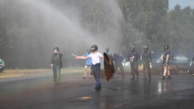 Zunächst beeindruckt das die Demonstranten wenig.