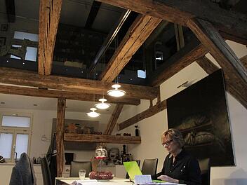 Unter den Balken der ehemaligen Remise aus dem 17. Jahrhundert findet Sylvia Kiesewetter Platz, um zu arbeiten und zu wohnen. Foto: Ekkehard Roepert