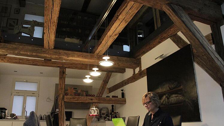 Unter den Balken der ehemaligen Remise aus dem 17. Jahrhundert findet Sylvia Kiesewetter Platz, um zu arbeiten und zu wohnen. Foto: Ekkehard Roepert