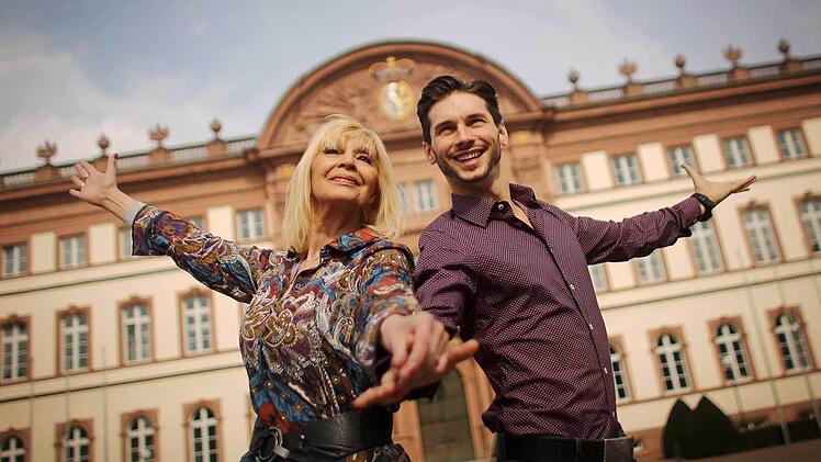 Marius Iepure und Cindy Berger vor dem Herzogschloss in Zweibrücken am Rande des Trainings für "Let's dance". Foto: dpa