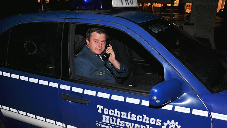 Der Ortsbeauftragte des THW Haßfurt, Christian Günther aus Knetzgau (im Bild am Funkgerät seines Einsatzfahrzeugs) engagiert sich seit 28 Jahren ehrenamtlich. Foto: Ulrike Langer