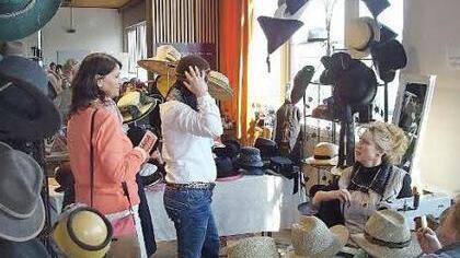 Bei frühlingshaftem Sonnenschein darf auch die passende Kopfbedeckung nicht fehlen.