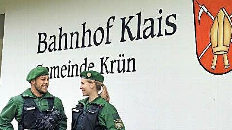 Zwei Beamte einer Einsatzhundertschaft aus Würzburg am Bahnhof in Klais/Elmau  Fotos: Herbert Gröschel / Präsidium Bayer. Bereitschaftspolizei