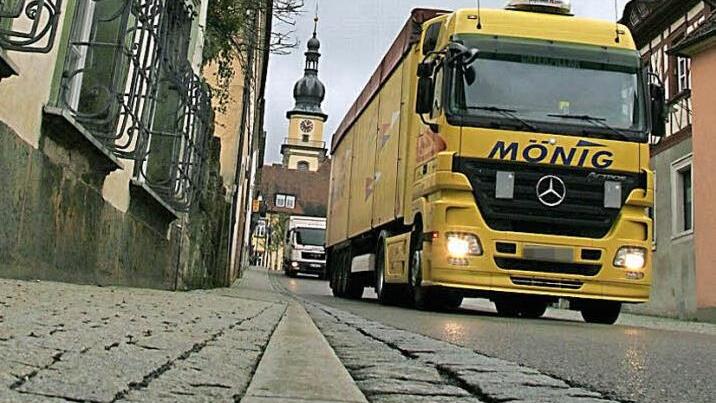 Die Stadtsteinacher Ortsdurchfahrt ist schmal. Begegnen sich Lastwagen, kommt es zu gefährlichen Situationen. Deshalb wollen die Stadträte die Umgehung, und das so schnell wie möglich. Foto: Archiv