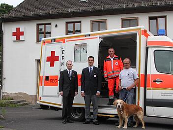 Große Pläne: Die Rettungswache (Gebäude im Hintergrund) wird abgerissen. Vorsitzender Alexander Siebel (von links), Bereitschaftsleiter Alexander Kretz, Wachleiter Alexander Schelbert und Erich Mock von der Rettungshundestaffel freuen sich auf den Neubau. Foto: Ulrike Müller