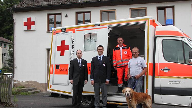 Große Pläne: Die Rettungswache (Gebäude im Hintergrund) wird abgerissen. Vorsitzender Alexander Siebel (von links), Bereitschaftsleiter Alexander Kretz, Wachleiter Alexander Schelbert und Erich Mock von der Rettungshundestaffel freuen sich auf den Neubau. Foto: Ulrike Müller