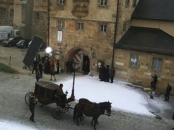 Filmdreh vor dem weiß gepuderten Schlosseingang. Eine Pferdekutsche hat Vorfahrt - für Autofahrer ist der Obere Markt während der Aufnahmen Tabuzone. Foto: privat