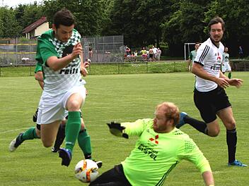 Zwei Tore erzielte der Wonfurter Michael McKillop (links), doch in dieser Szene bleibt der Zeller Schlussmann Manuel Wambach (Mitte) Sieger.